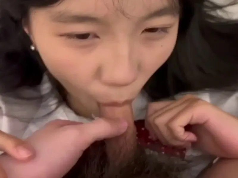 Em loli dễ thương liếm cậu bé biến em thành con em đào dâm dục p2